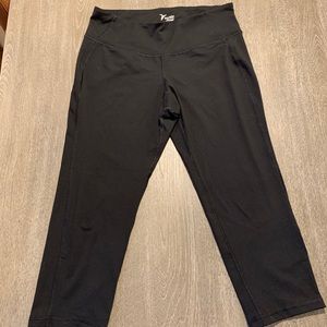 Old Navy Active black cropped leggings size L